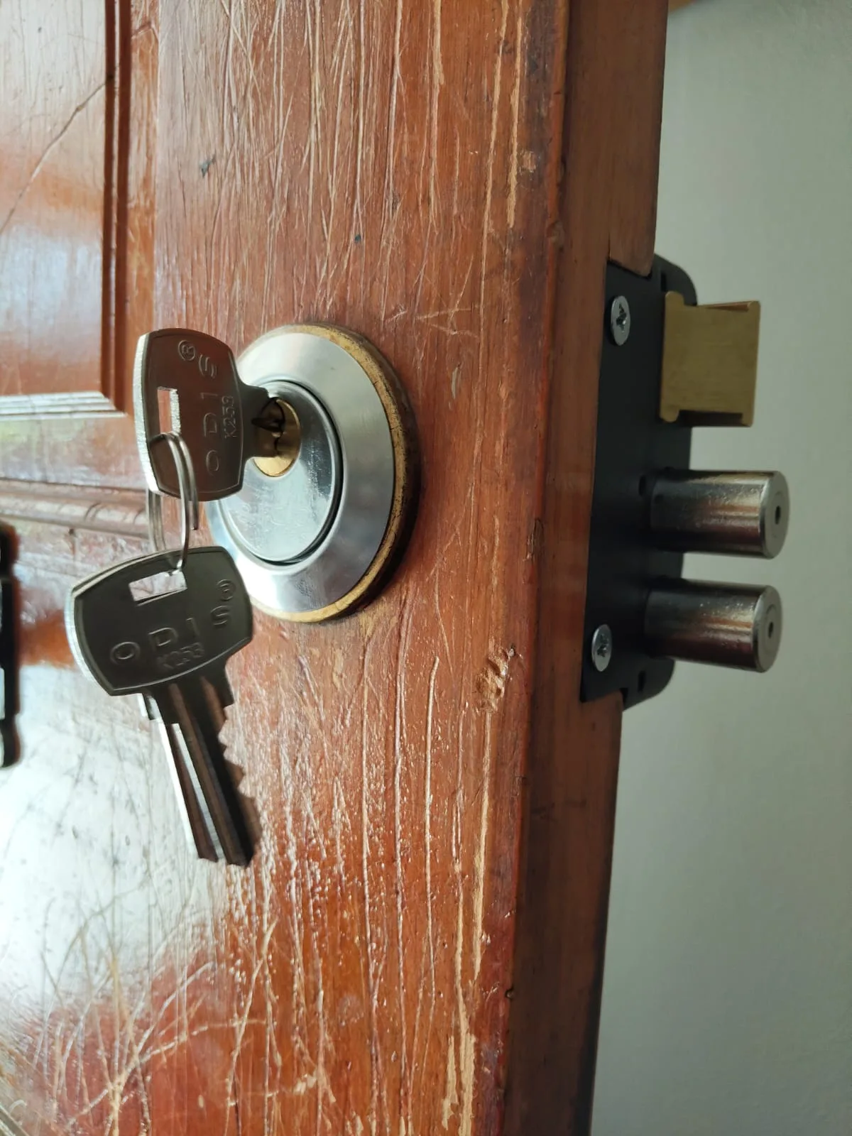 Cerradura de seguridad instalada en puerta de madera con sus llaves puestas
