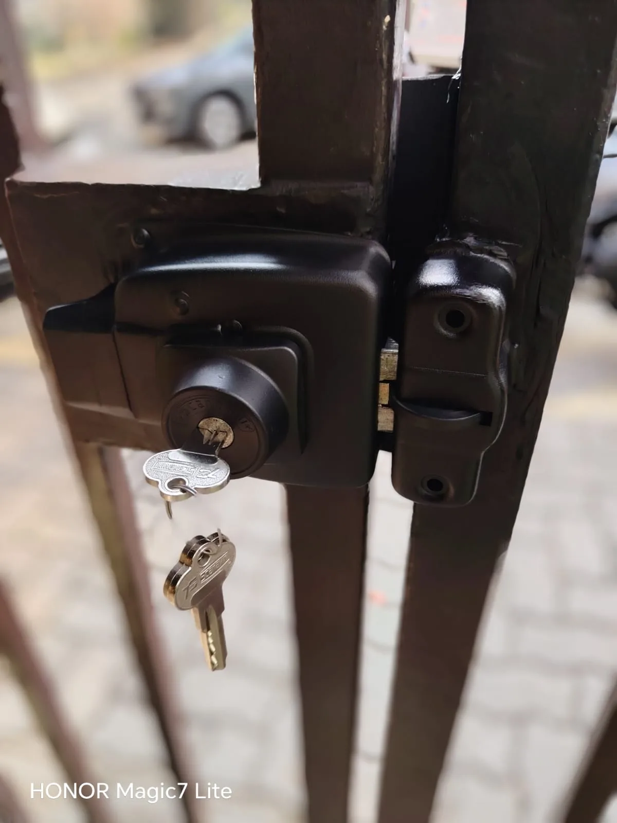 Trabajo de cerrajería terminado en la puerta de acceso de un domicilio