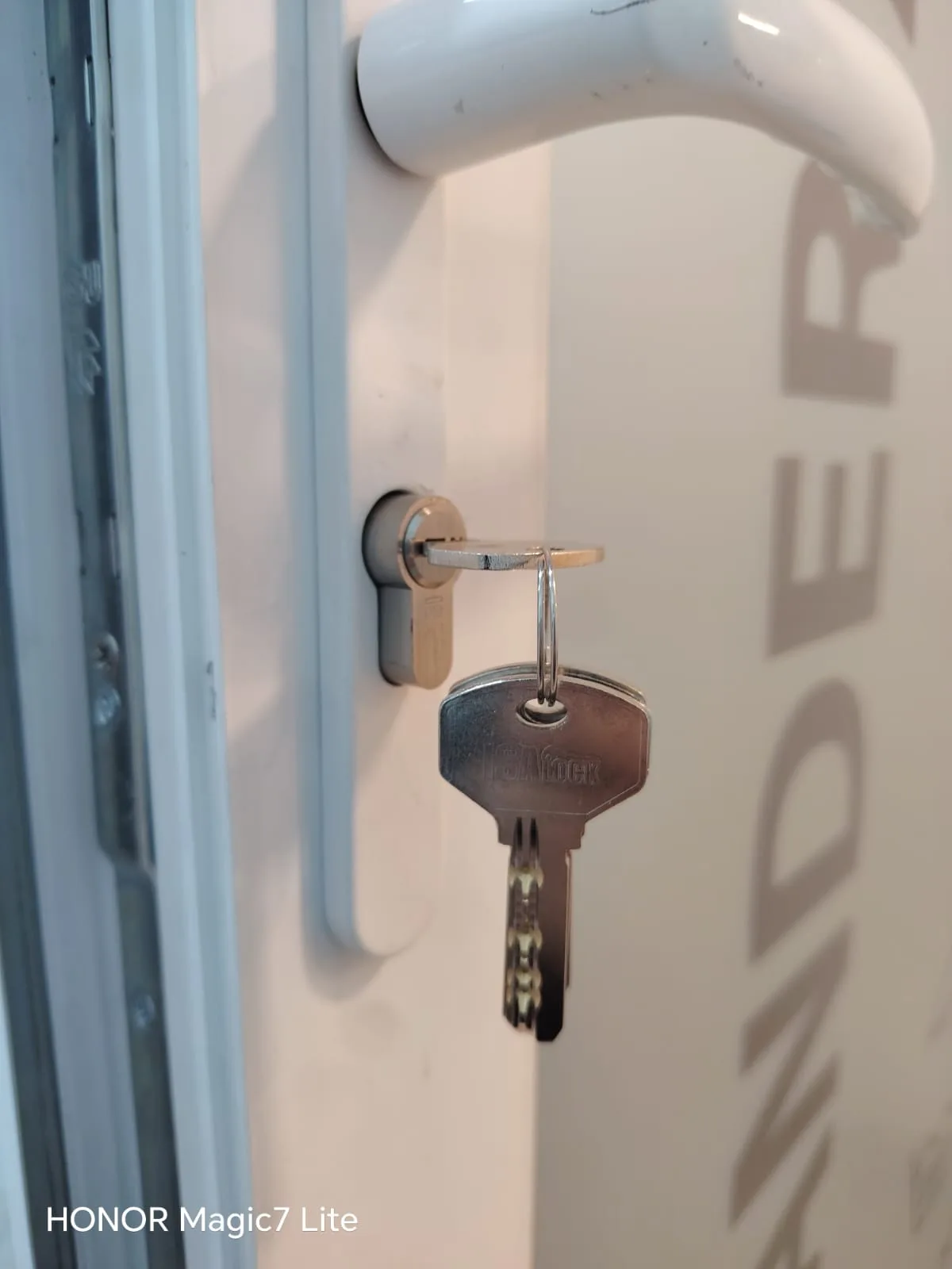 Herramientas de cerrajería sobre una puerta durante una apertura