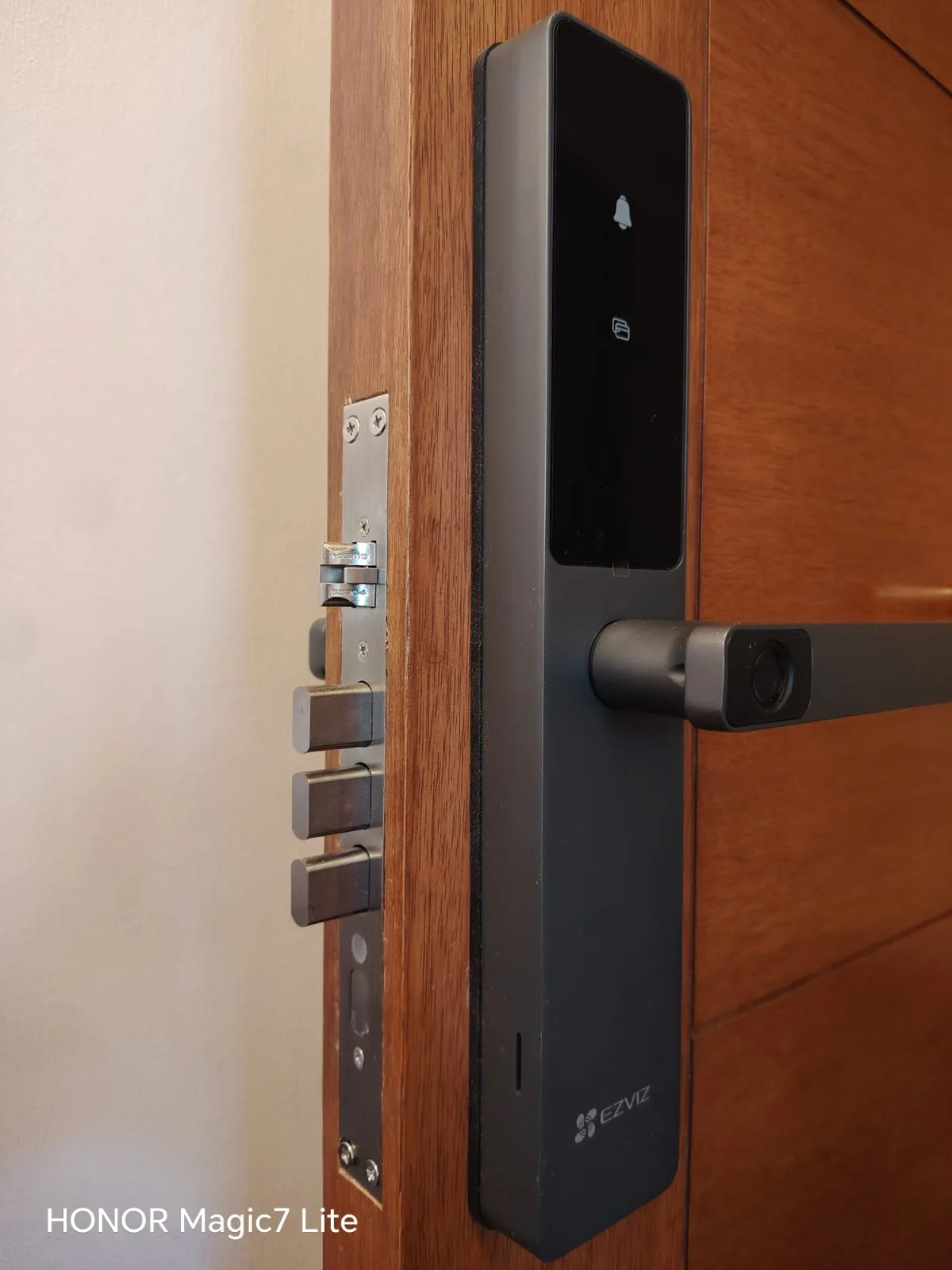 Instalación de cerradura de sobreponer en puerta de departamento