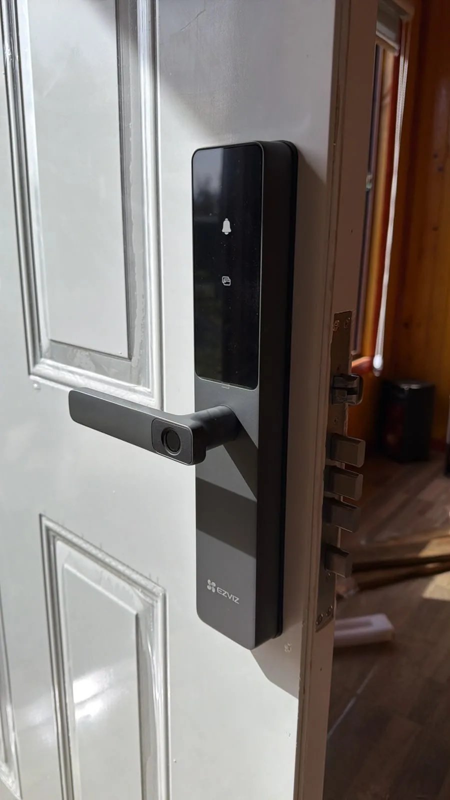 Puerta abierta sin daños después de una emergencia de cerrajería