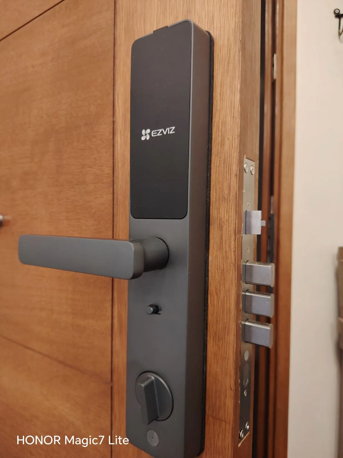 Cerradura inteligente instalada en la puerta principal de una casa