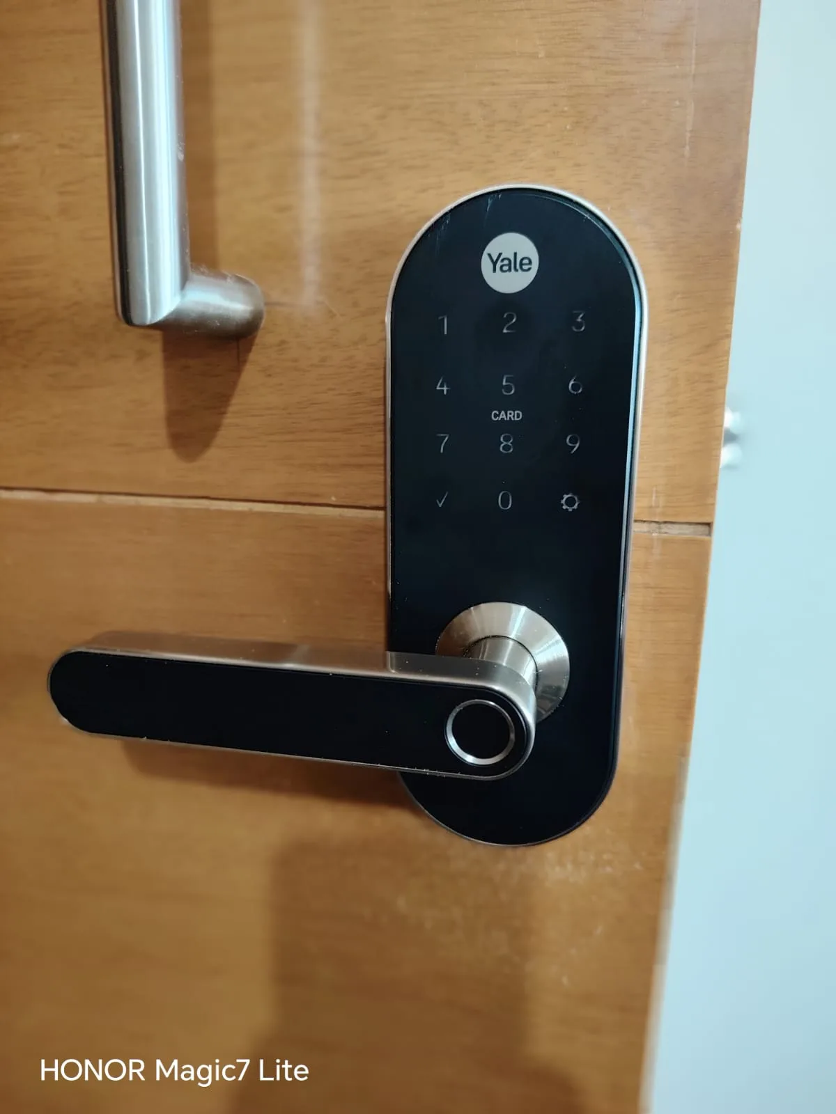 Marco y cerradura ajustados al finalizar la instalación