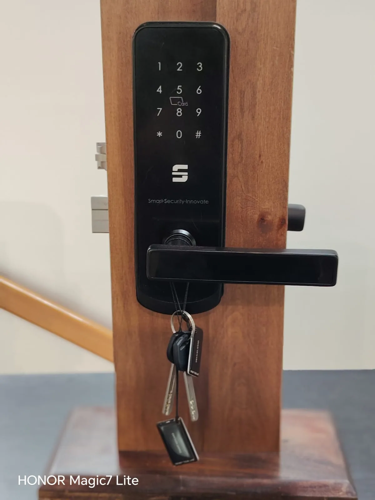 Cambio de cerradura terminado en una puerta de acceso