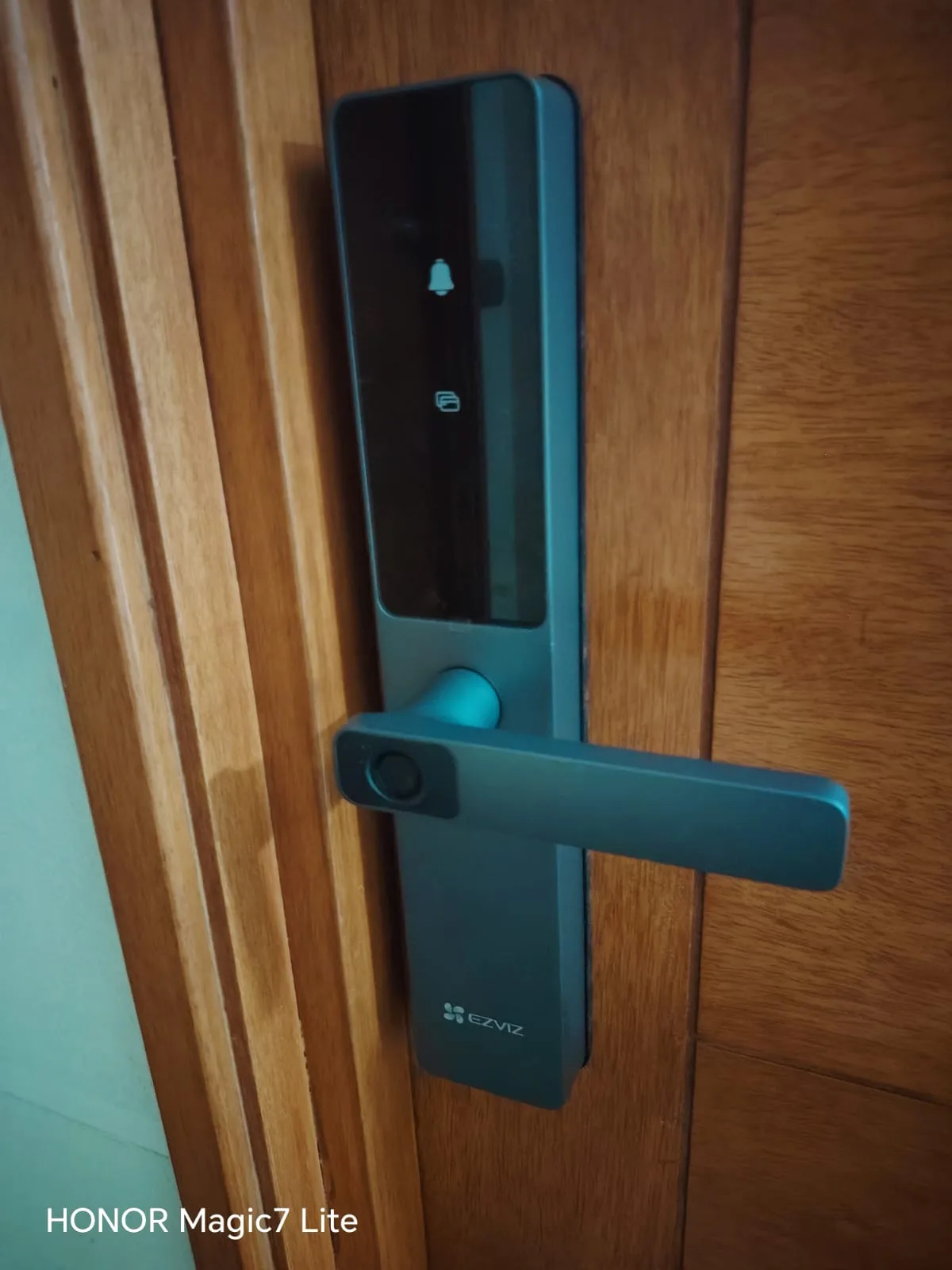 Detalle de una cerradura multipunto lista para usar