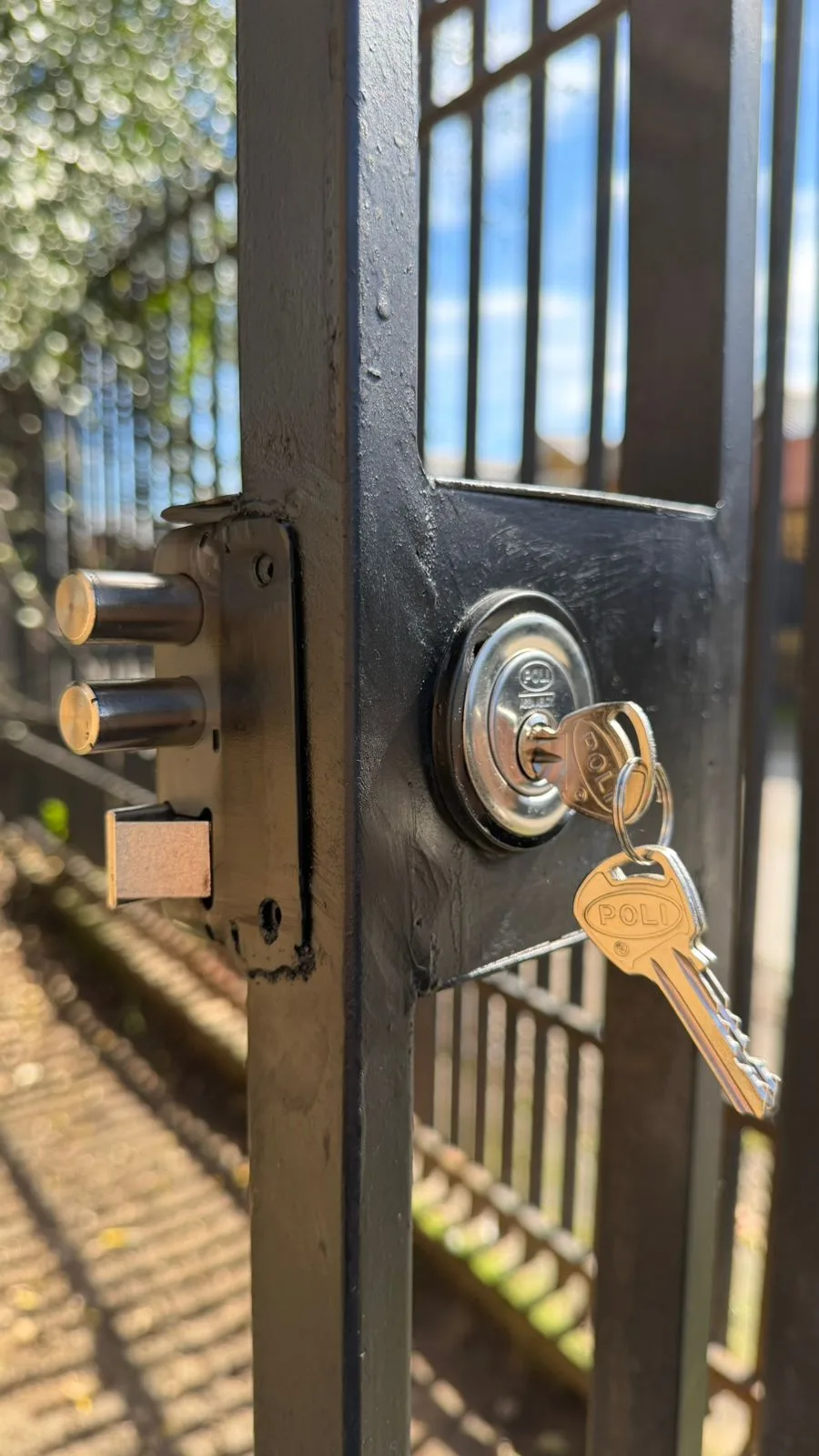 Puerta con su cerradura nueva probada antes de entregar
