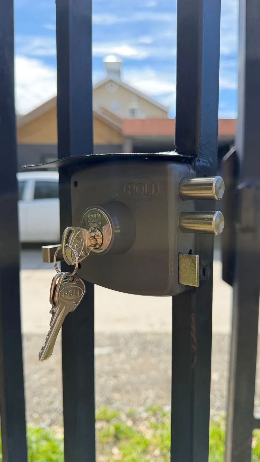 Instalación de cerradura reforzada en puerta de acceso